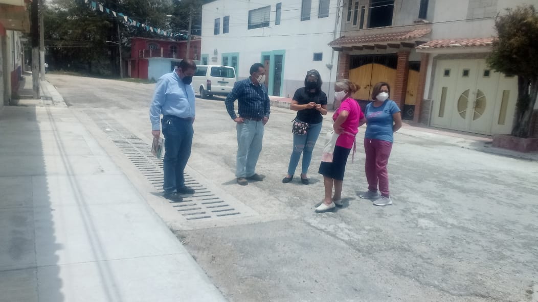 Lic. Jorge Sosa y el Ing. Jesús Carmona de la Torre con vecinas de la colonia La Paz