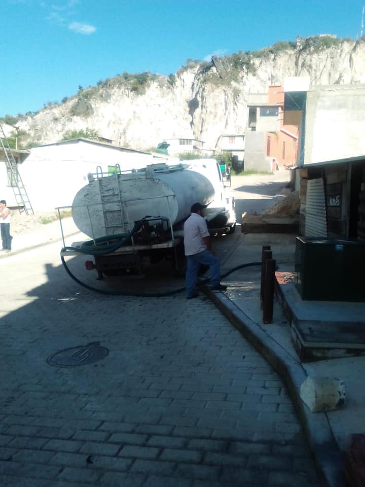 Pipas del Ayuntamiento San Cristóbal, Protección Civil y SAPAM distribuyen agua en colonia Salsipuedes