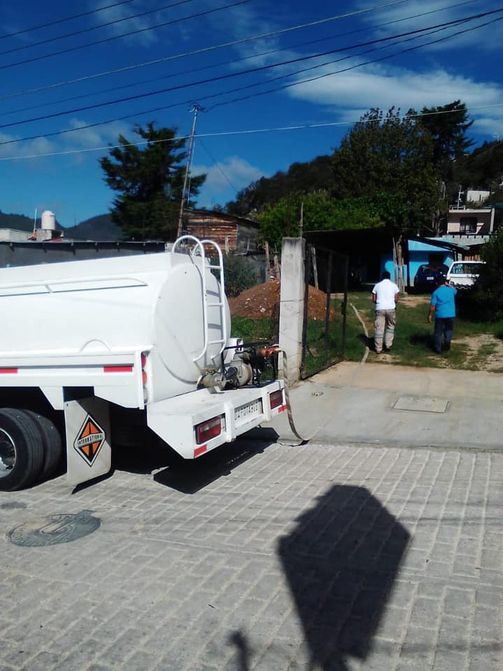 Pipas del Ayuntamiento San Cristóbal, Protección Civil y SAPAM distribuyen agua en colonia Salsipuedes